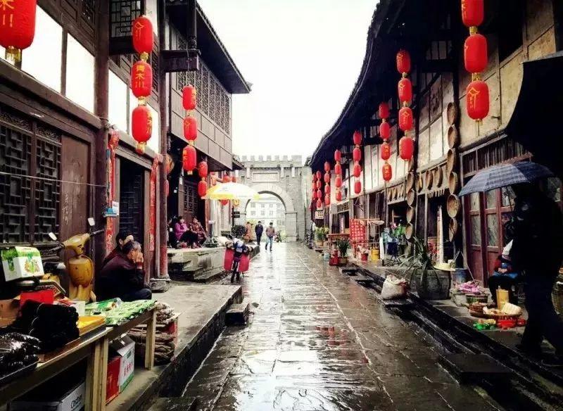 球迷不满判罚冲进球场追裁判，裁判被吓得跑出场外